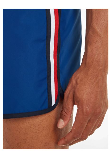 Costume Tommy Jeans Global Stripe Short Length Blu Navy Uomo TOMMY HILFIGER SWIMWEAR | Costumi | UM0UM03217-C5J